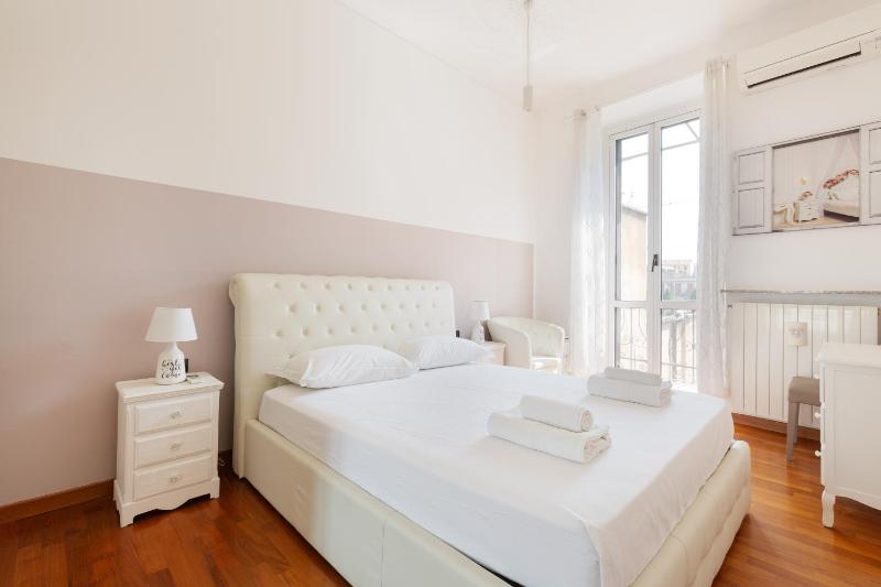 Roomy Apartment x5 - 850 m far from Famagosta MM2 — отель с удобным расположением в Милане