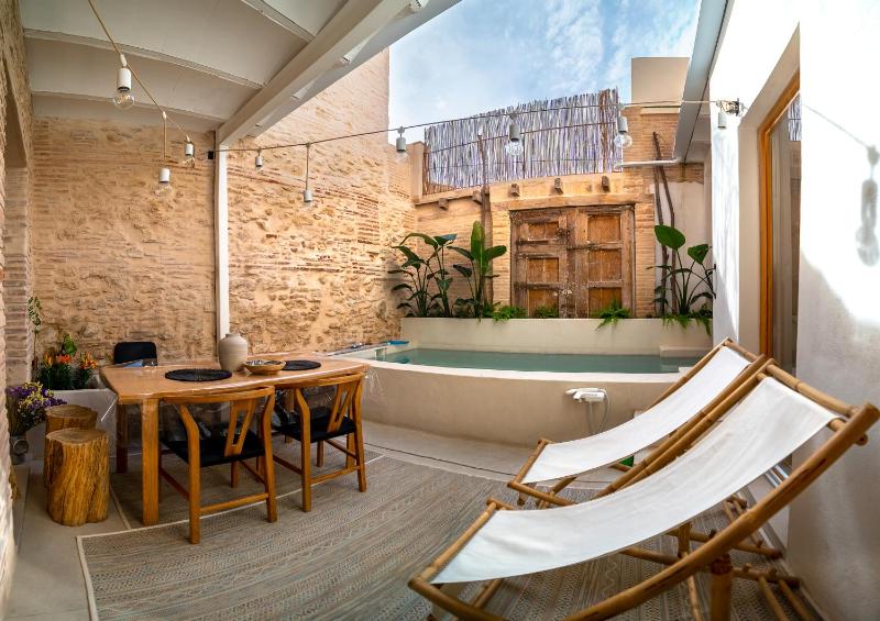 Casa de diseno con piscina privada cerca del mar — забронировать отель в Валенсии