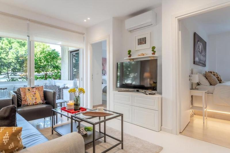 Hidden Gem: 2BR Artistic Retreat in Glyfada Center — отзывы гостей и цены