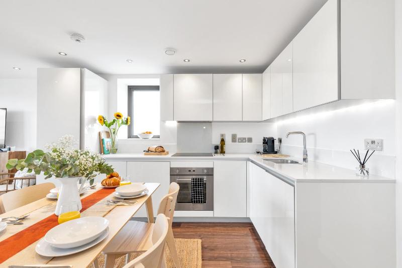 Цены на MODERN LUXE APT just 10 MINS from TOWER BRIDGE! EASY ACCESS TO TUBE AND BUS в Лондоне