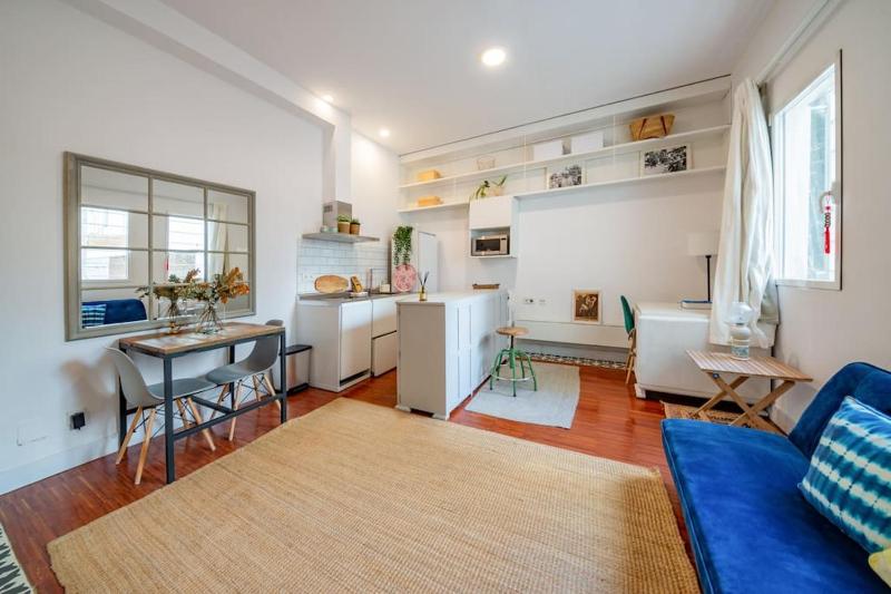 Cozy apartment. Perfect location — комфортный отель в Мадриде