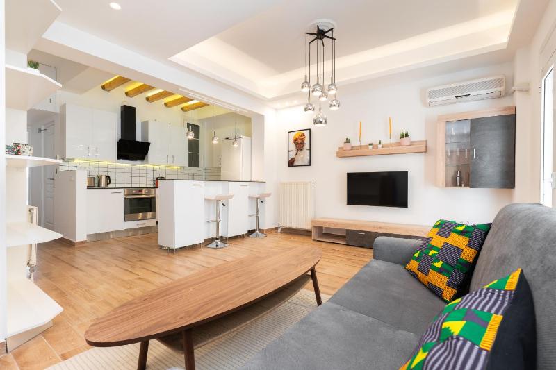 Modern Apartment, Short Walk to Acropolis Sites — комфортный отель в Афины