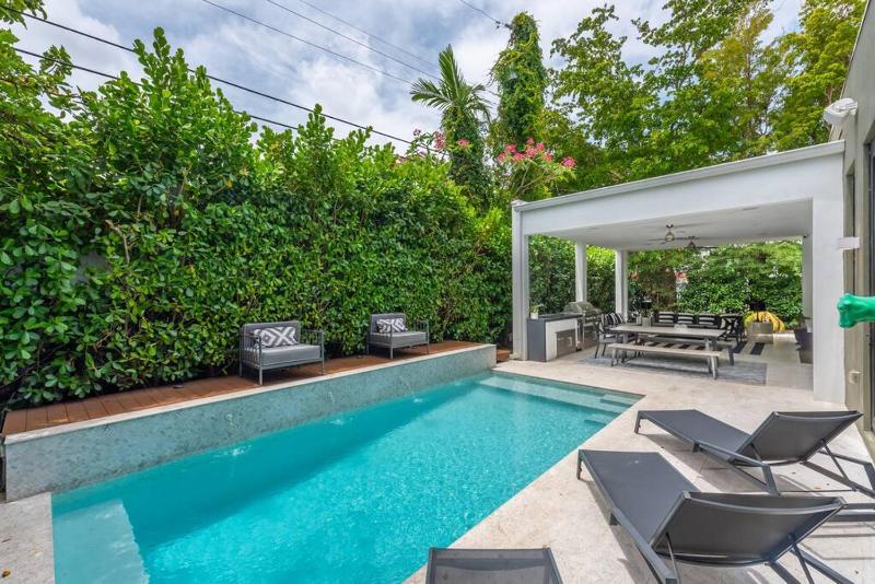Villa in the Design District with Heated Pool sleeps 10 — комфортный отель в Майами