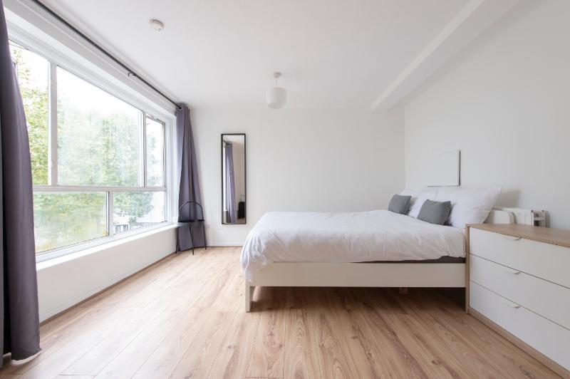 Modern Luxury Apartment by Mile End — забронировать отель в Лондоне
