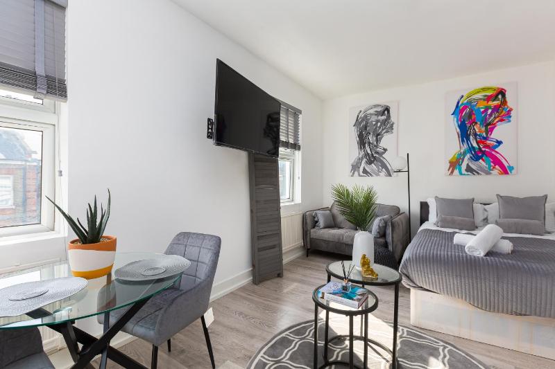 Цены на Studio Apt, 8 Min Walk From Tube 3 в Лондоне