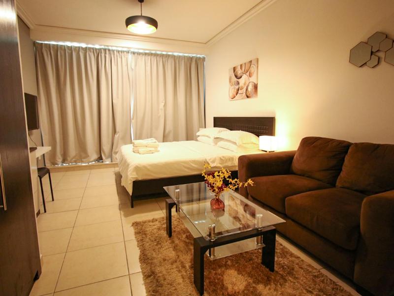New Age Vacation Homes - Cozy STUDIO in Goldcrest Views 2, JLT — отель с удобствами в Дубае