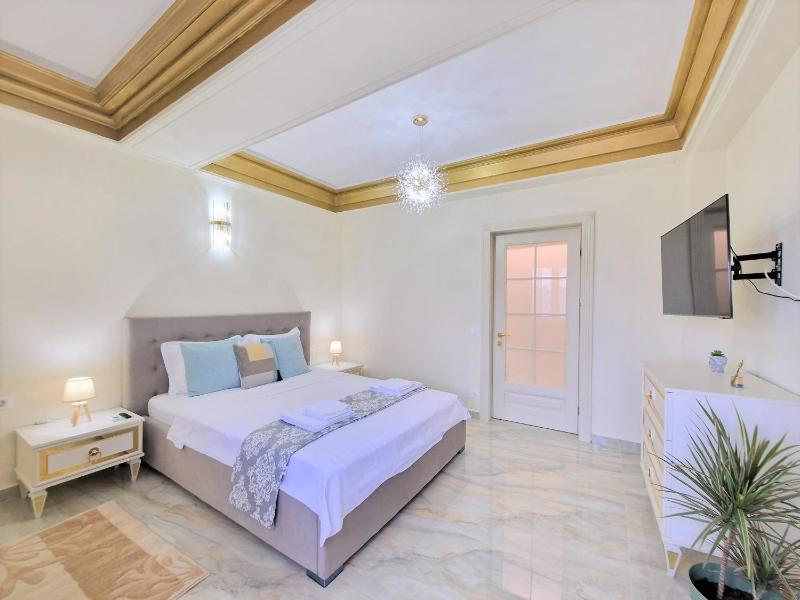 Laroka House Luxury Apartment City Center Universitate — забронировать отель в Бухаресте
