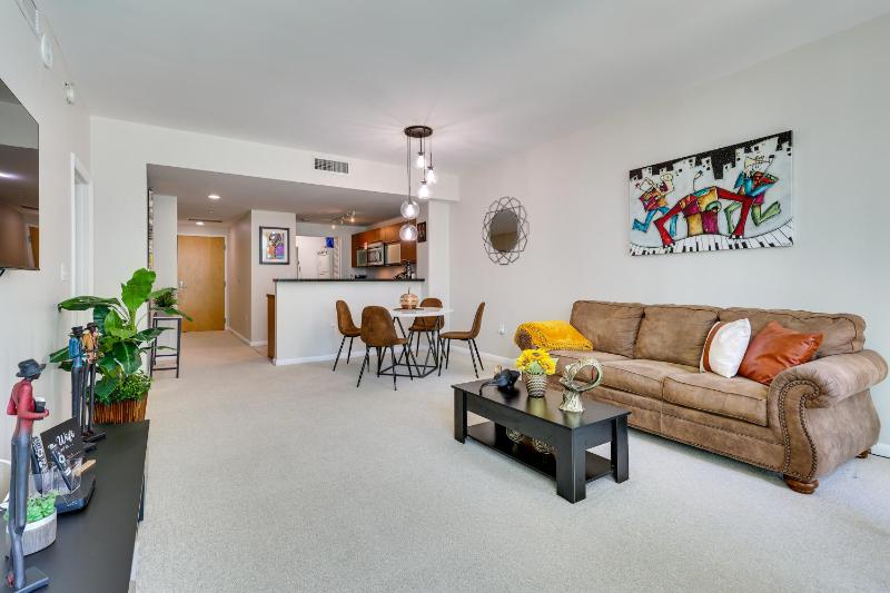 Miami Vacation Rental with Balcony, Pool and Hot Tub! — забронировать отель в Майами