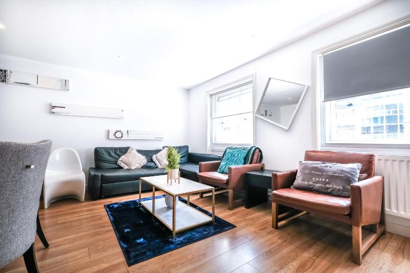 Цены на Grandeur 3 Bedroom Flat in London, Mayfair HY3 в Лондоне