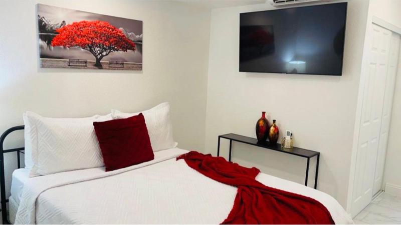 Cozy Studio...5 min away from LAS Airport. " — комфортный отель в Лас Вегасе