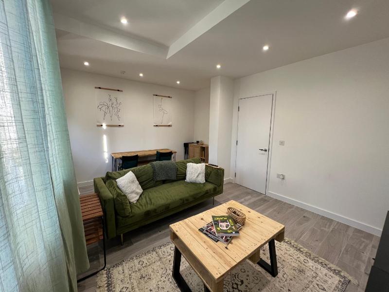Цены на Lovely 1-bedroom flat with Patio в Лондоне