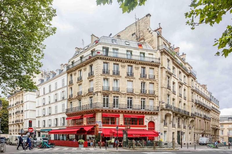 Stunning apartment in Saint Germain des Pres — забронировать отель в Париже