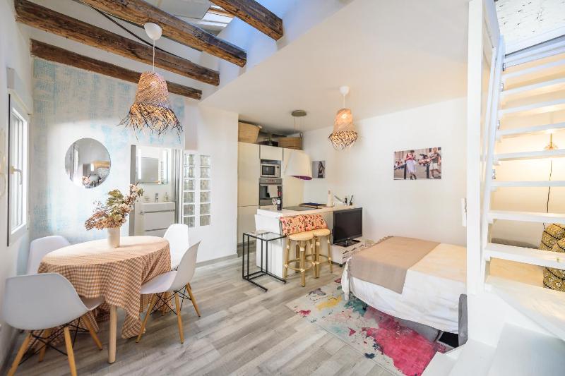Encantadora buhardilla TEMPORAL duplex en el corazon de Madrid SGV51 — забронировать отель в Мадриде