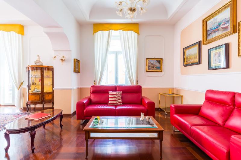 Grand Classic Apartment at San Martino by Napoliapartments — отзывы гостей и цены