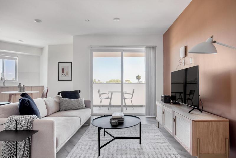 West LA 1br w gym rooftop 15 min to beach LAX-1102 — забронировать отель в Лос-Анджелесе