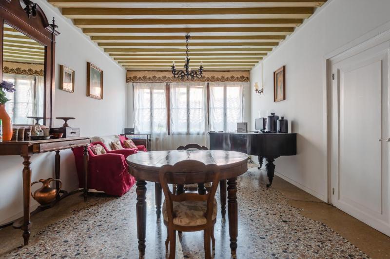 Lovely & Roomy Venetian Apartment x7! — забронировать отель в Венеции