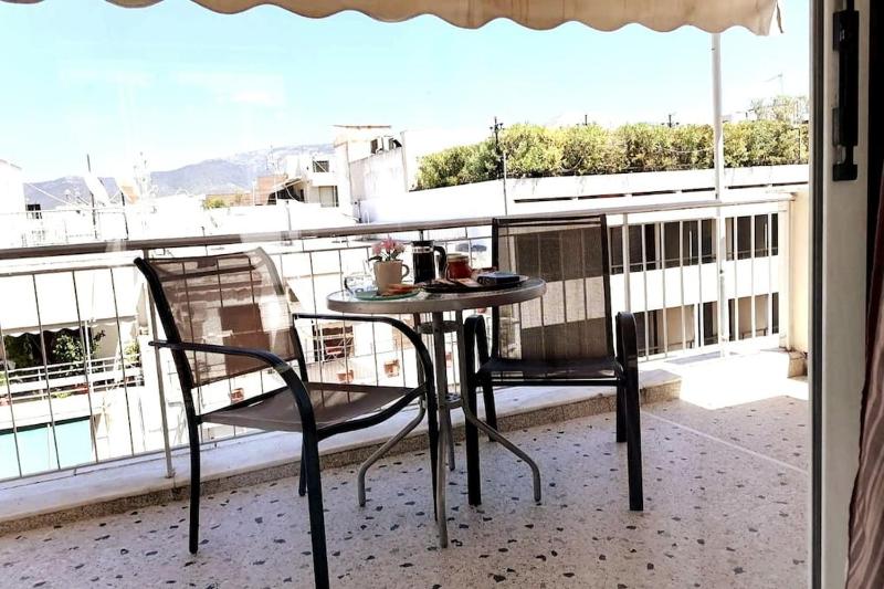 Acropolis Area Flat with Parthenon Views — забронировать отель в Афины