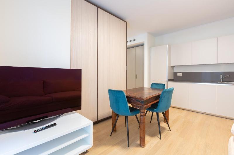 Cozy Flat with Parking — отель с удобствами в Милане