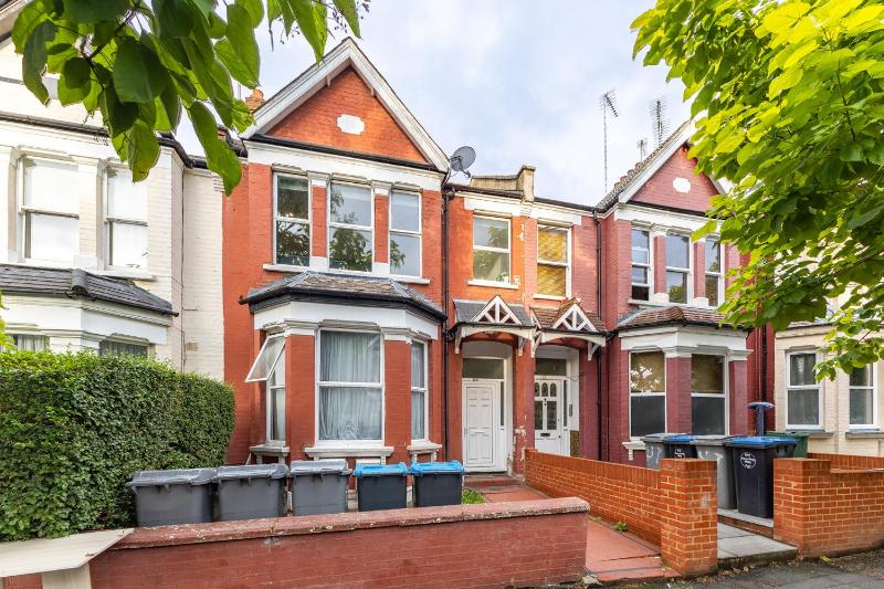 Cozy 3-Bedroom Flat in Willesden Green London — забронировать отель в Лондоне