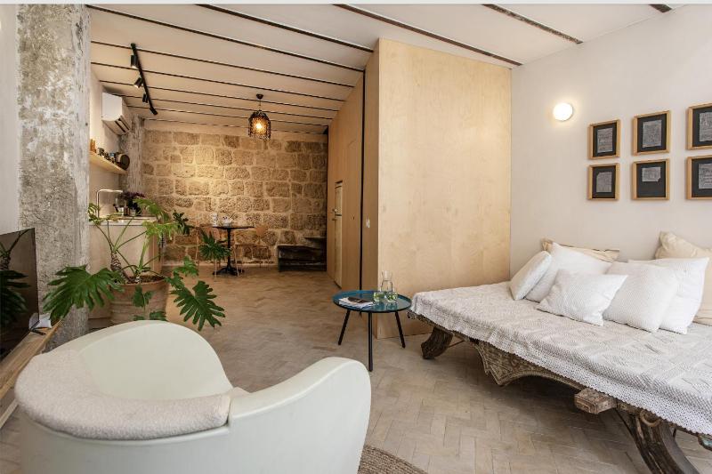 Vintage Eclectic Loft in Old Jaffa by Sea N' Rent — отель с удобствами в Тель-Авиве