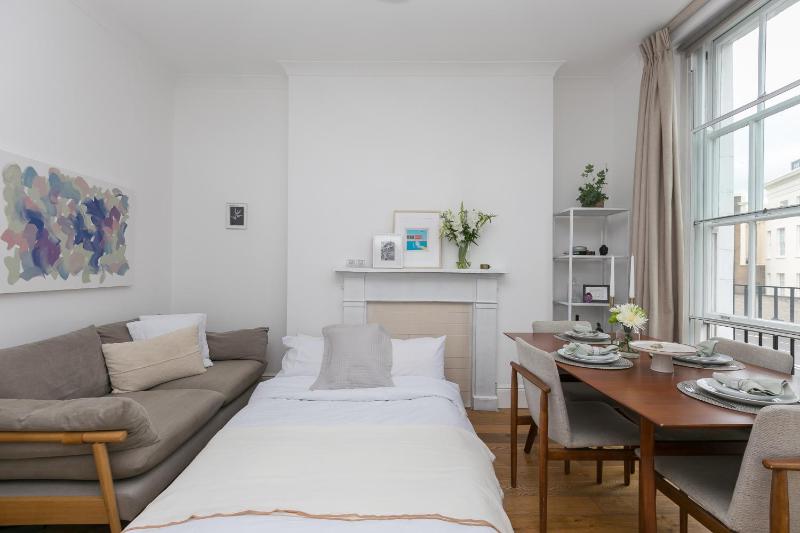 Light filled studio with view of Regents Park — комфортный отель в Лондоне