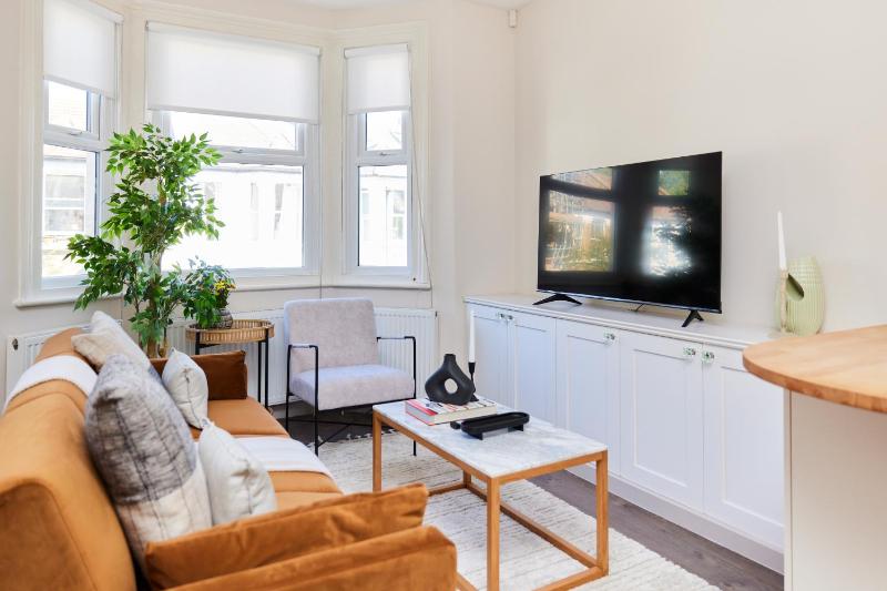 The Kilburn Crib - Stunning 3BDR Flat — отель с удобствами в Лондоне