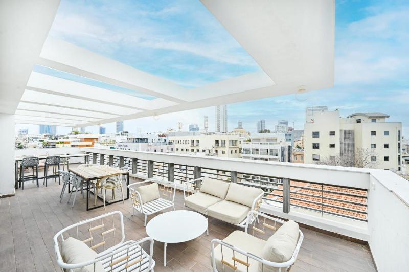 Beautiful 4BR Penthouse in Sheinkin street by HolyGuest — отель с удобным расположением в Тель-Авиве