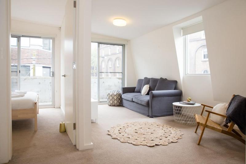 Цены на 'Perfectly Pyrmont' Sun-drenched Nordic Simplicity в Сиднее