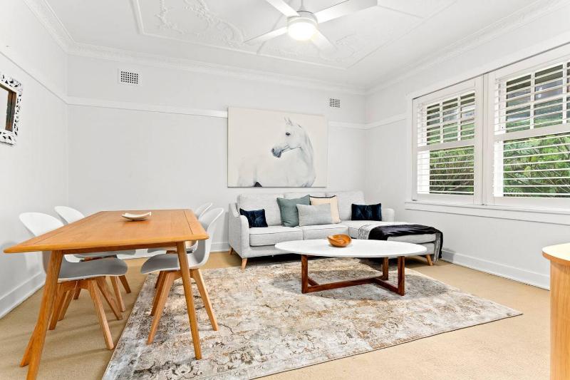 Цены на 'Four Keeps' A Cosy North Sydney Wharf Hideaway в Сиднее