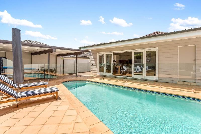 Цены на Bay Run Bungalow - A Modern Heritage Pool Haven в Сиднее