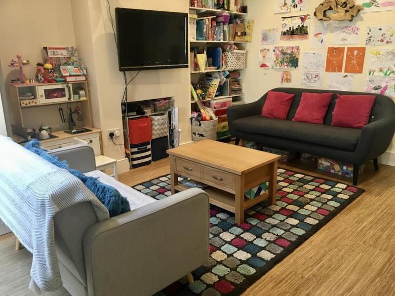 Цены на Spacious, Modern 3 bed Wimbledon, London home в Лондоне