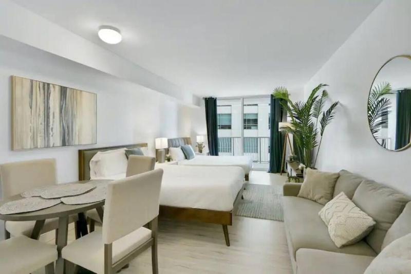 Glam Studio: Sleeps 4 x Pool x Gym x Parking — отель с удобным расположением в Майами