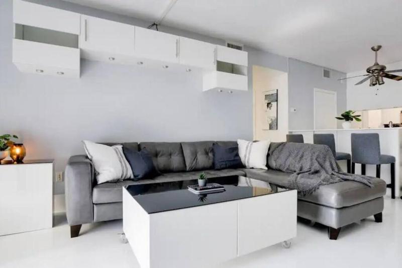 Chic Penthouse: 3BR x Pool x Gym x 2 Parking Spots — комфортный отель в Майами