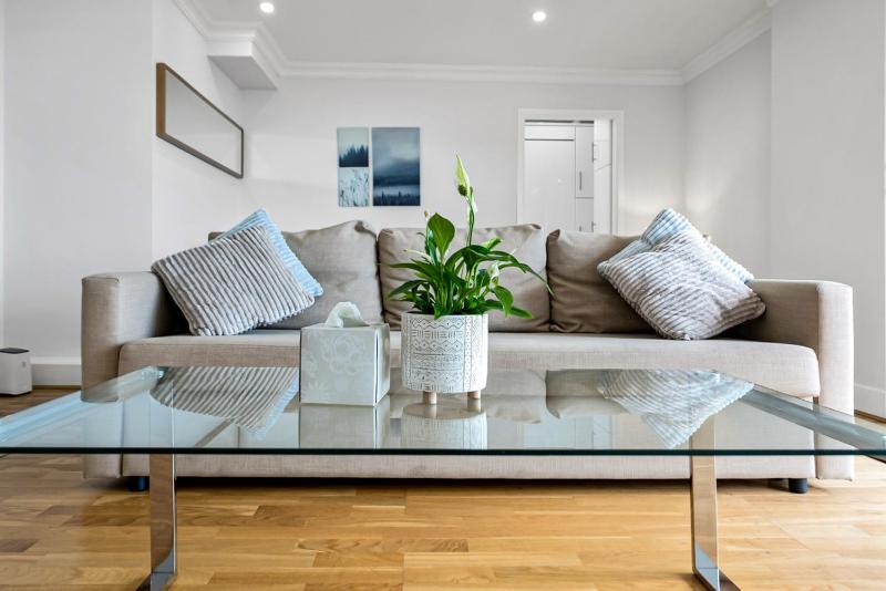 Stunning Flat on King's Road, Chelsea with Balcony — забронировать отель в Лондоне