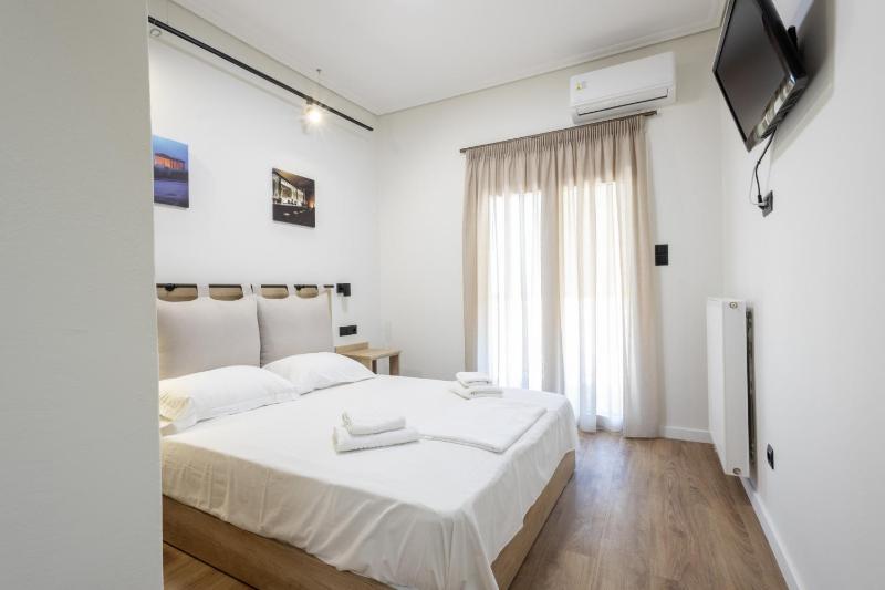 Acropolis Oasis Modern 2 bdrm apt Steps Away from History — комфортный отель в Афины