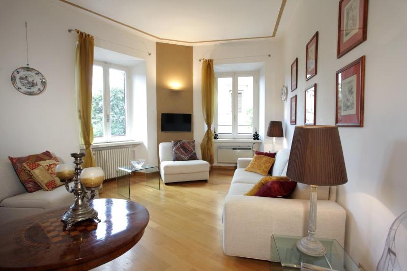 MERULANA LUXE APARTMENT — отель в Риме, Италия