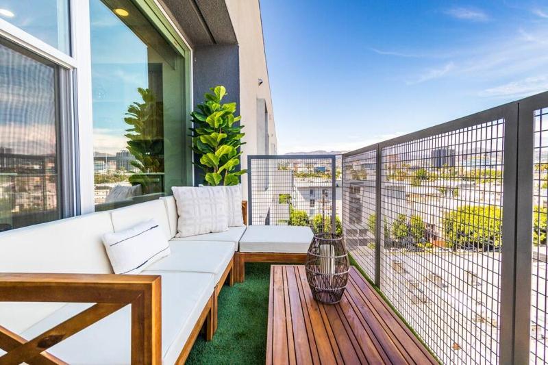 Luxury and spacious 2 BDR in Hollywood with Balcony — отзывы гостей и цены