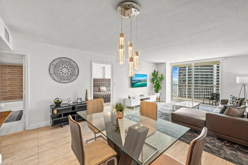 CENTRAL UNIT WITH OCEAN & CITY VIEW CLUB AT BRICKELL BAY — забронировать отель в Майами