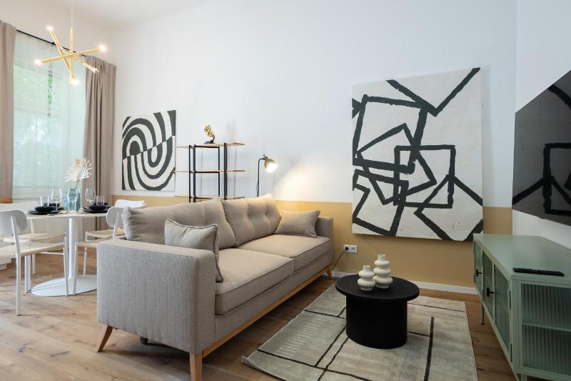 46 m2 central bright apartment with a balcony — отель с удобствами в вене