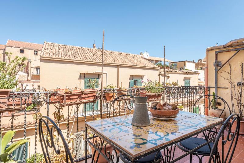 Santa Teresa Apartment with Terrace by Wonderful Italy — отель с удобствами в Палермо