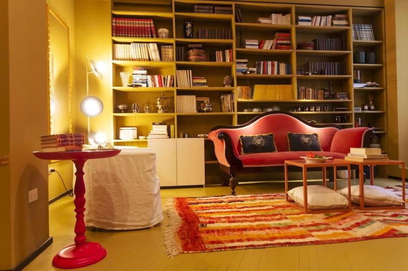 Luxury Bohemian Suite with private garden in Milan — забронировать отель в Милане