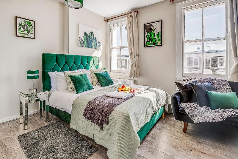 Exquisite Emerald Studio, Sleeps 3, 2mins to nearest tube! — забронировать отель в Лондоне