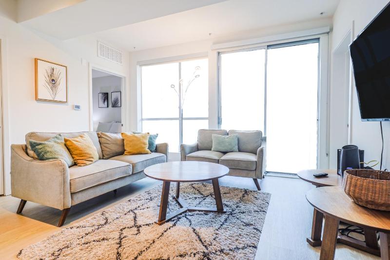 Bright and Spacious 2BDR with 2BTH in LA — забронировать отель в Лос-Анджелесе