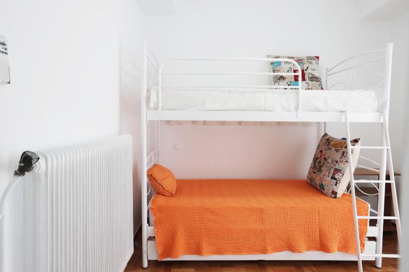 Eva's Urban Apt in Athens 6' to Transit Station — забронировать отель в Афины