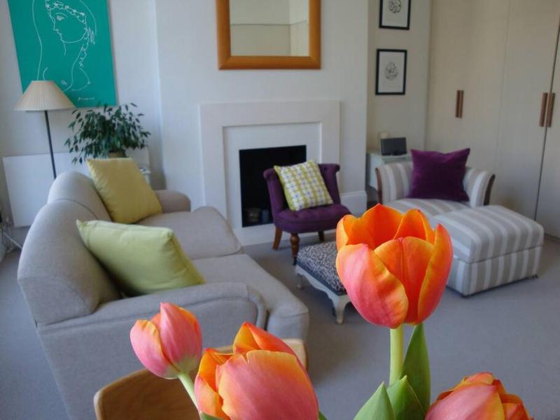 Luxury Bright & Quiet Flat - Chelsea - Earls Court — комфортный отель в Лондоне