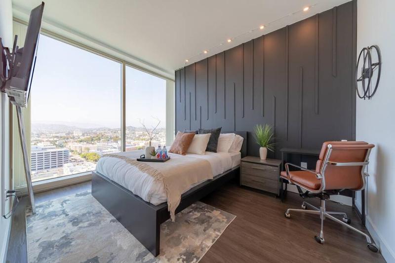 Цены на High Rise 1 Bd Apt in Koreatown/Downtown Free Parking в Лос-Анджелесе