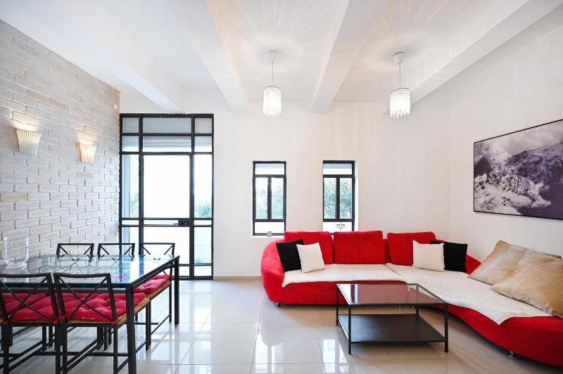 Nice 2BR near Gordon Beach by HolyGuest — отель в Тель-Авиве, Израиль