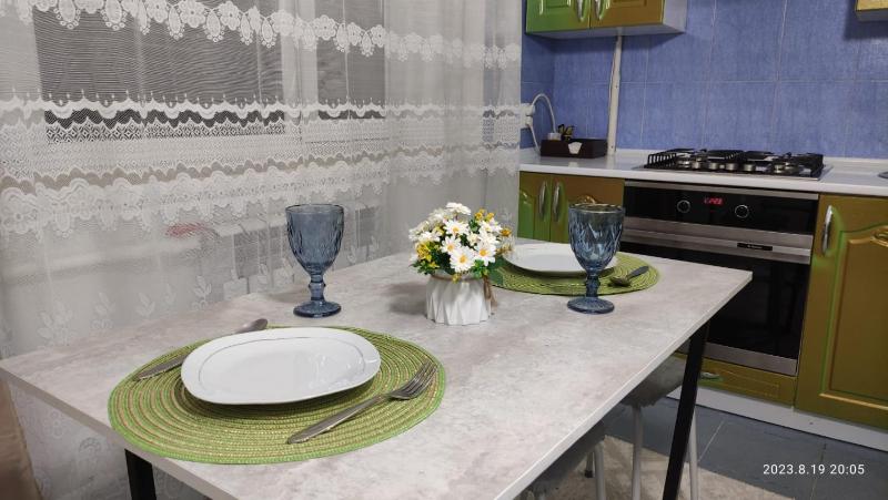 Dvuhkomnatnaa kvartira v Almaty vozle Zelenogo bazara — отель с удобствами в Алматы