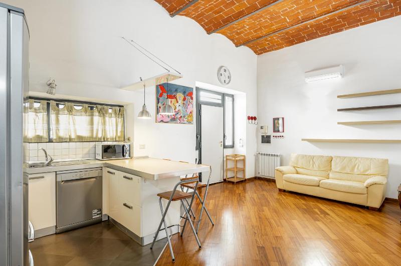Florence Statuto Apartment with Small Courtyard — отель с удобствами в Флоренции