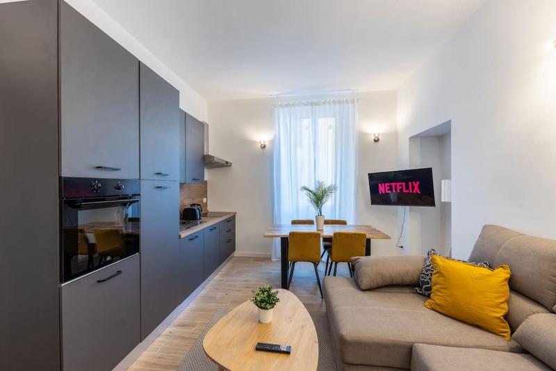 [15 Min dal Duomo] Luxury Apartment con A/C e WiFi — отель в Милане, Италия